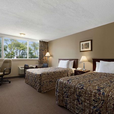 Travelodge By Wyndham Ричмонд-Хилл Экстерьер фото